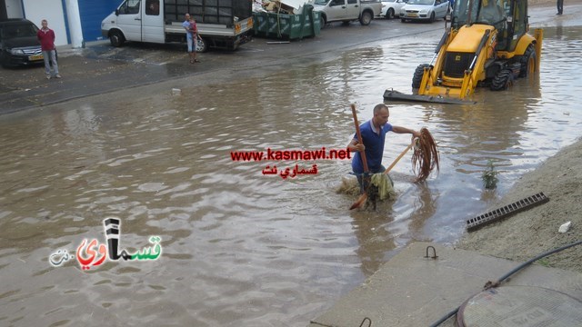  كفرقاسم - فيديو : اول الغيث قطرة.. وقطرة تغلق وتغرق بيوت ومدارس ومداخل البلدة وتذمر كبير وازدحامات مرورية والبلدية تسارع في حلها 